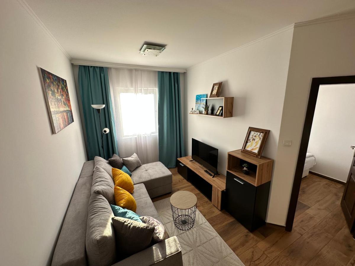 Sky Lux Apartmani Surčin Dış mekan fotoğraf
